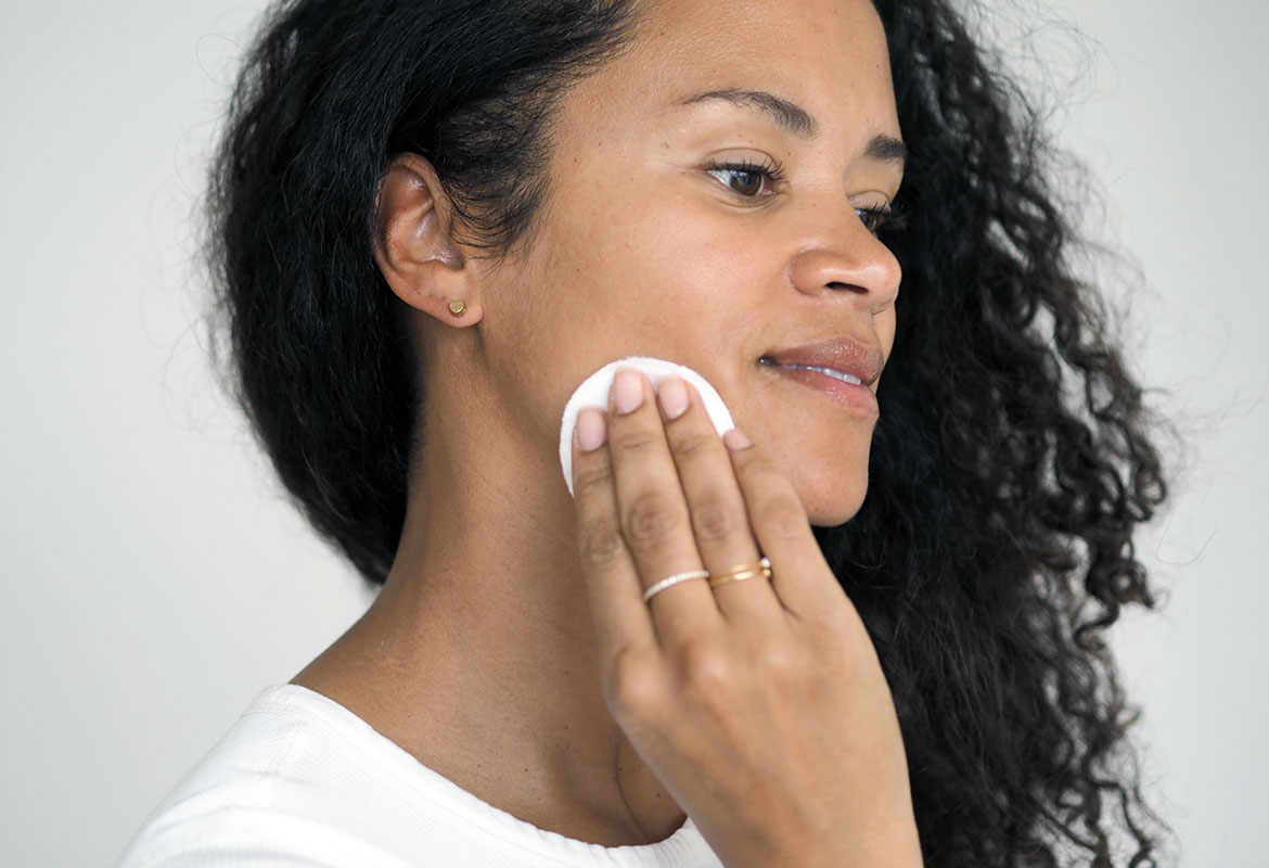 Silvany Bricen fra The Beauty Edit By Silvany Bricen tester LotionP50 på huden med en bomullsdott